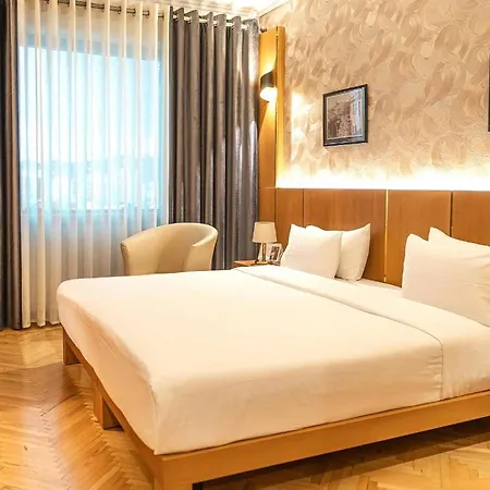 ومركز مؤتمرات دولي 4* تيرانا